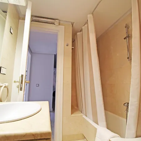 Apartment Castle Views. Terrace. Design Style. Ac. Wifi. Refurbished. Supercentric. *